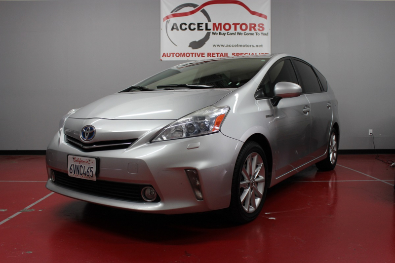 2012 Toyota Prius V Five レギュラープリウスよりも広々とした内装!