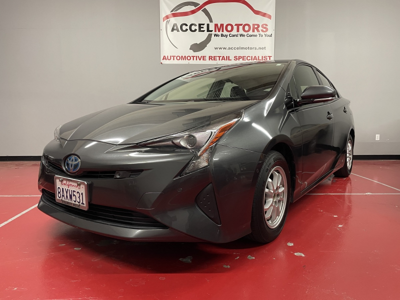 2017 Toyota Prius 低走行の1オーナー車両!