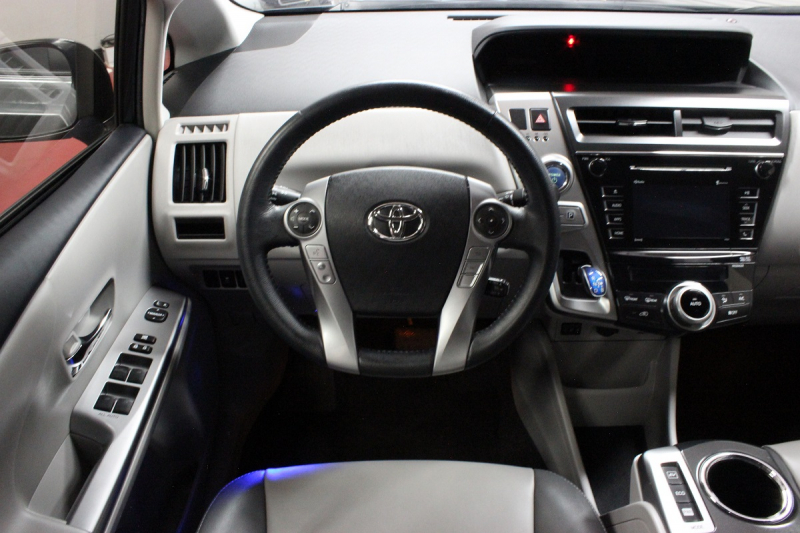 サンディエゴタウン 車販売情報 17 Toyota Prius V プリウス アルファ