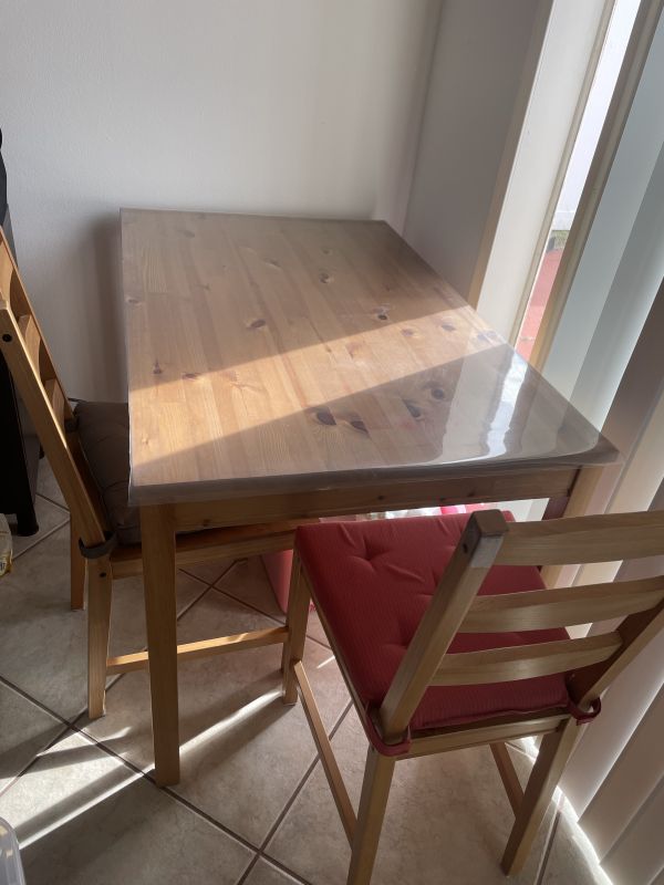 椅子2脚しか写ってませんがトータル4脚になります