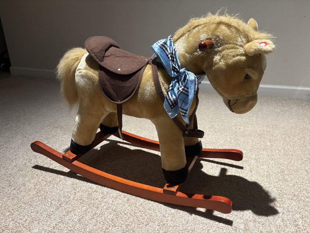 耳のボタンを押すと馬が泣きます。