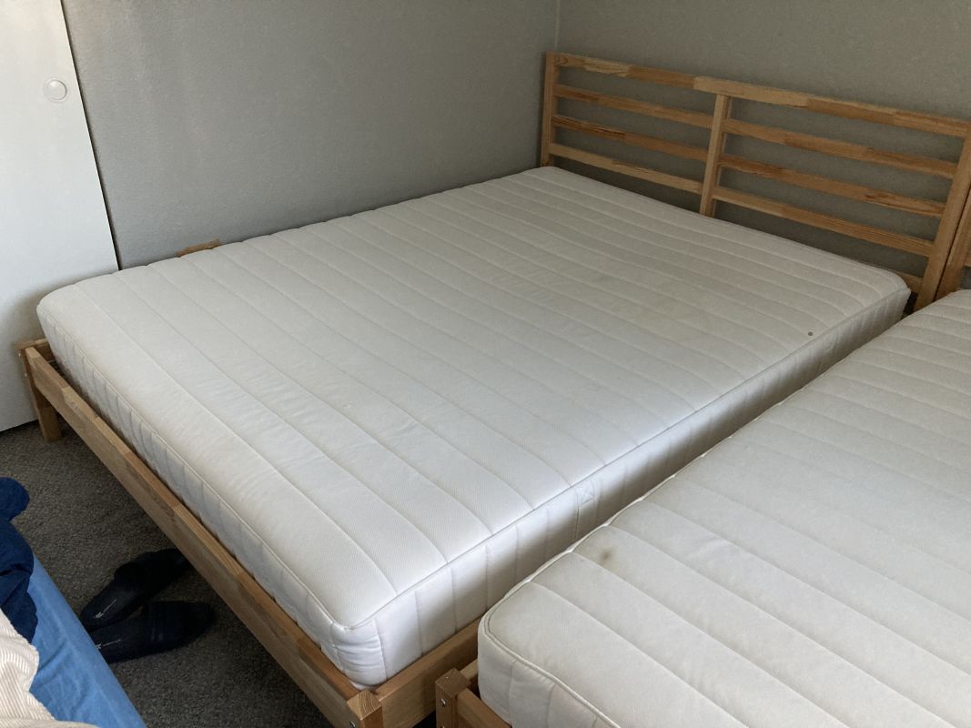 汚れありますが、カバーで覆えば問題なく使えると思います。