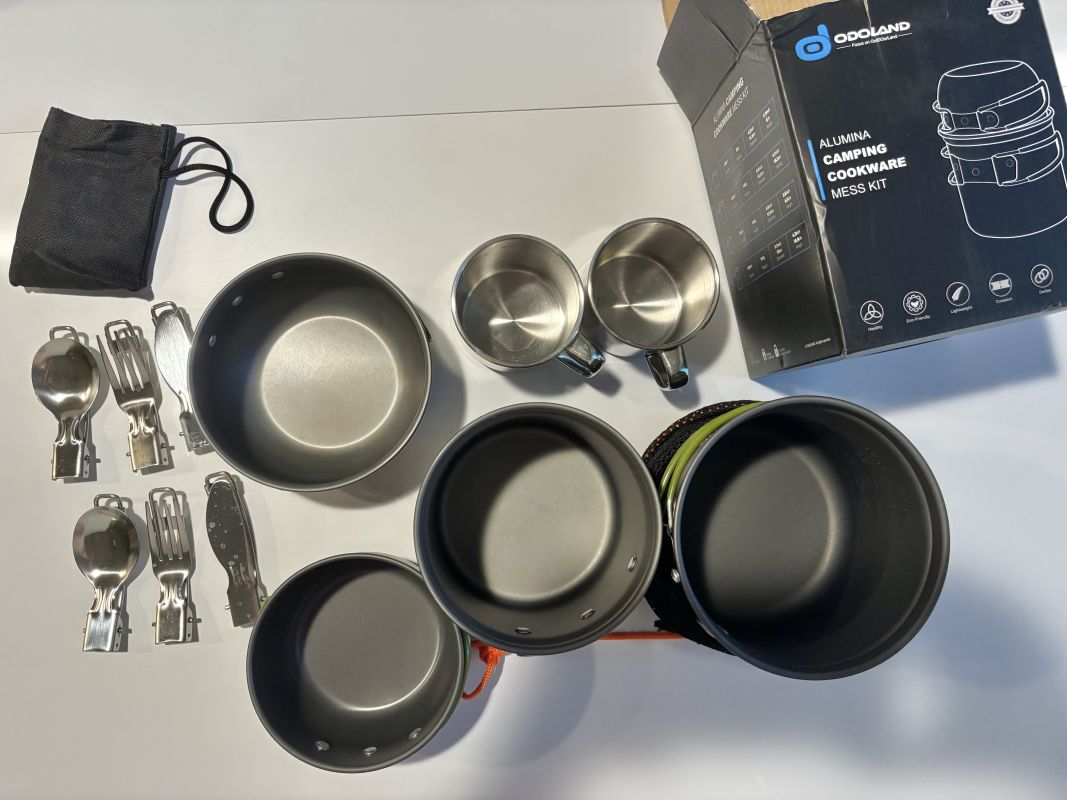 鍋4種、コップ2個、カトラリー2セット