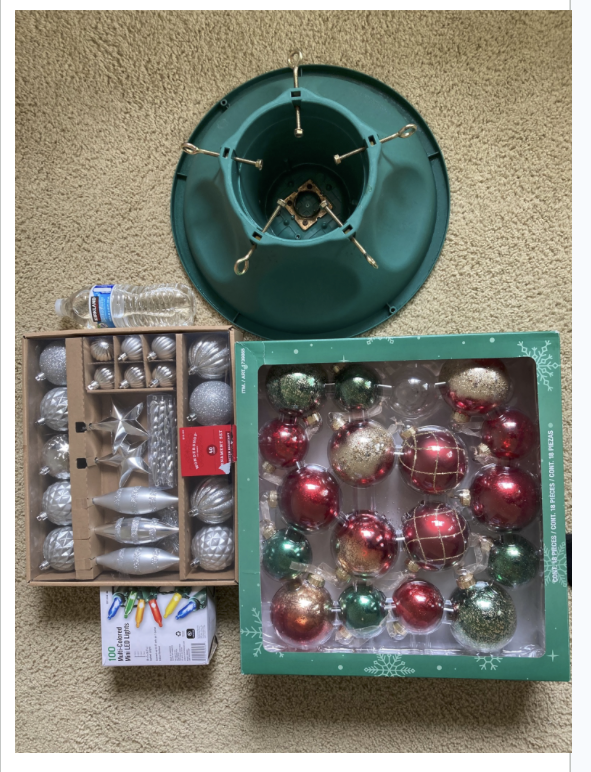 赤と緑のガラス製オーナメント（１つ割れたため欠品）