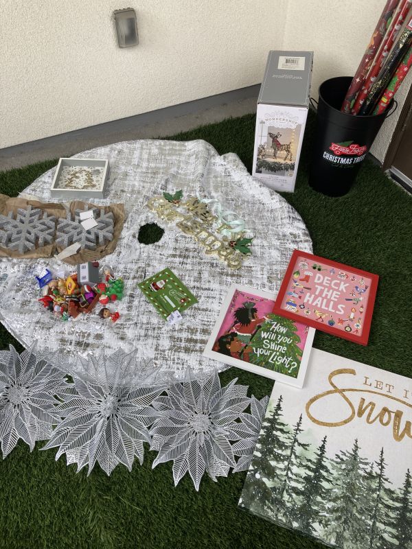 絵4枚5ドル    スカート5ドル