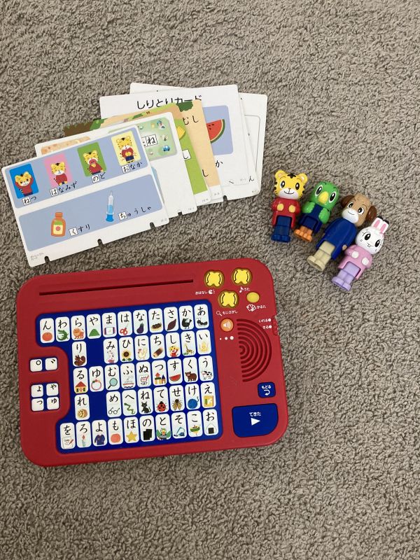 ひらがなを読み上げてくれたり、カードで文字ゲームがあるので一人で学習ができます。