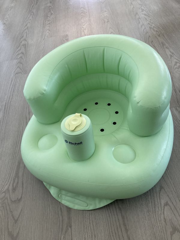 股のところで空気を膨らますことができます。持ち運びに便利です。