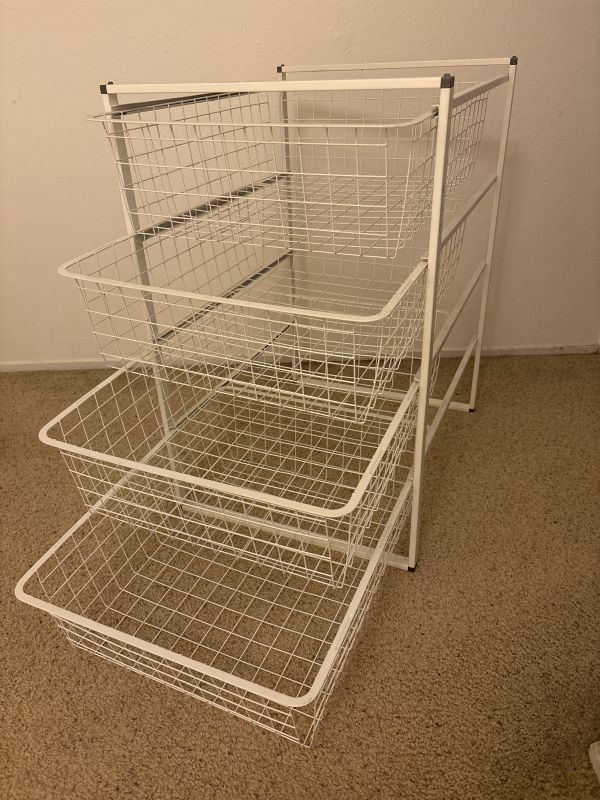 4段です。赤ちゃんのオムツや着替えなど入れるのに便利だと思います。